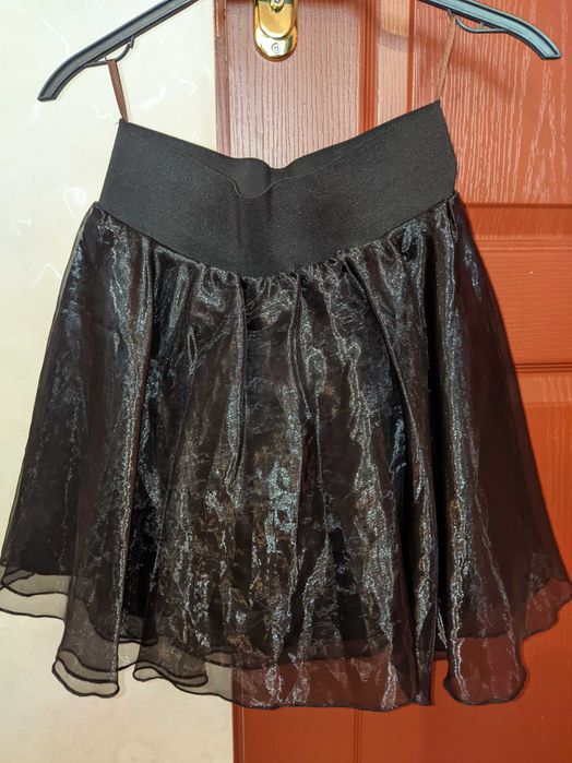 Спортно - елегантна черна пола