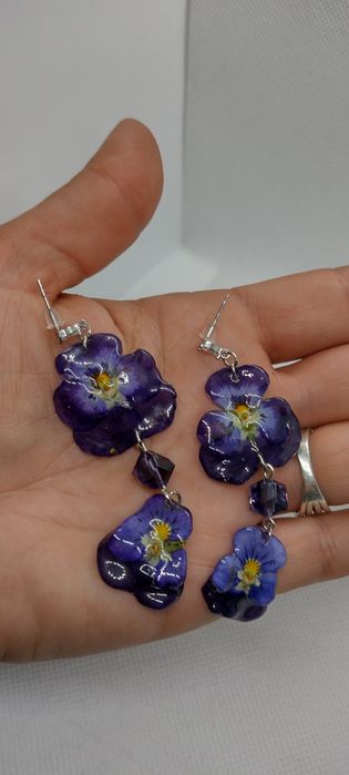 Обеци с естествен цвят на градински теменужки.