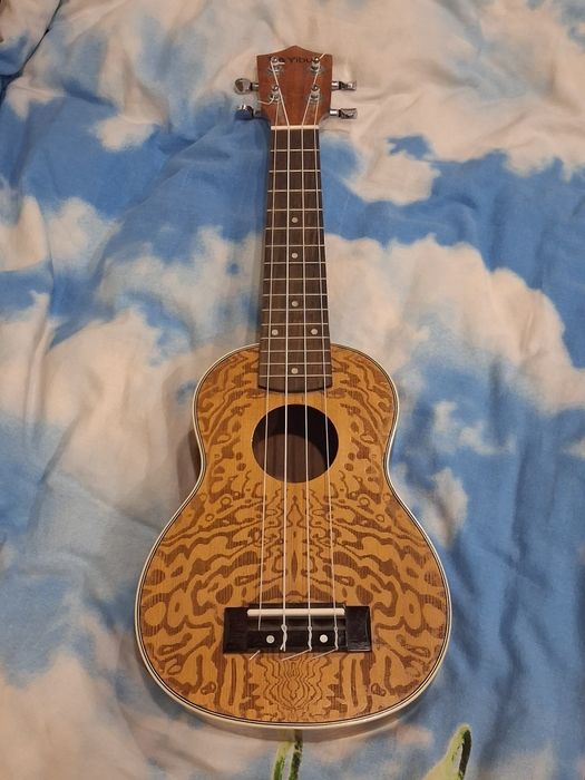 Укулеле с ремешком