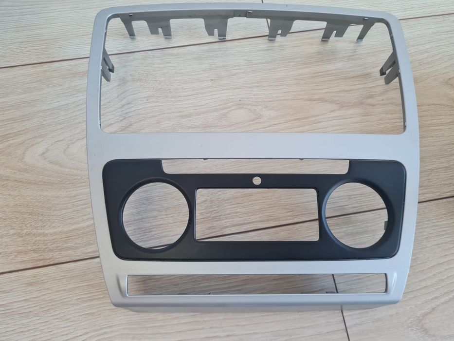 Лайсна средна конзола табло Skoda OCTAVIA II