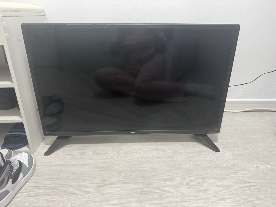 Televizor LG , il vand pentru piese , este functional dar nu se mai vad culorile bine .