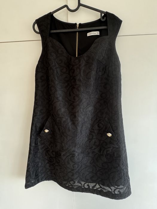 Къса черна рокля