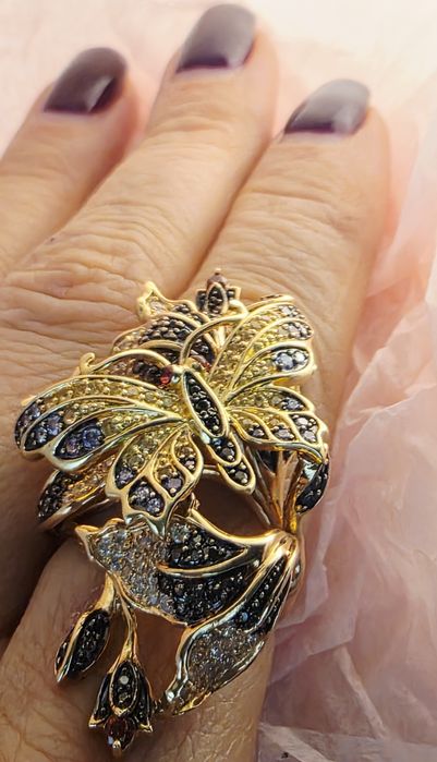 Красивое золотое кольцо VIOLET