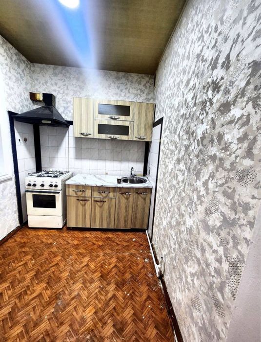 Чиланзар 19-кв, 2 комнатный 3 этаж 4 этажный дом с среднем ремонтом