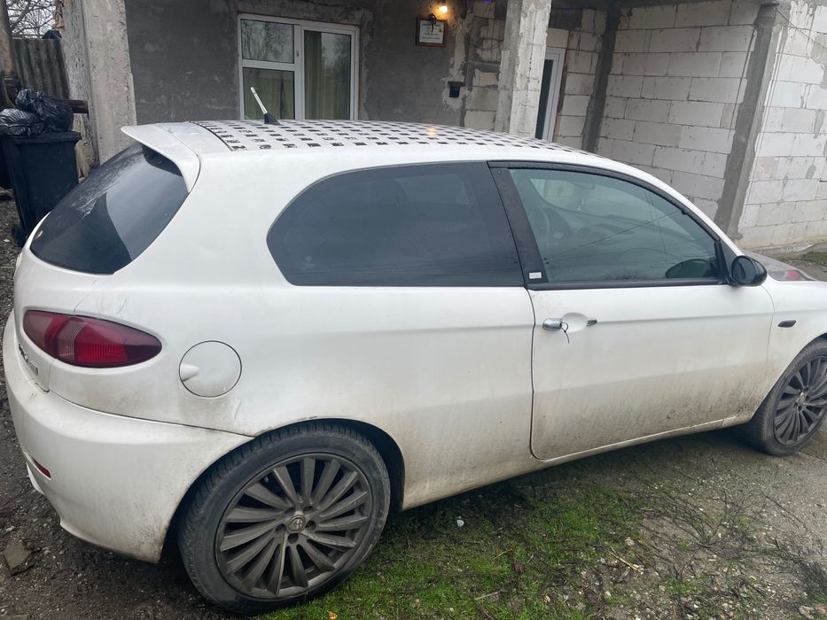 Vând Alfa Romeo 147