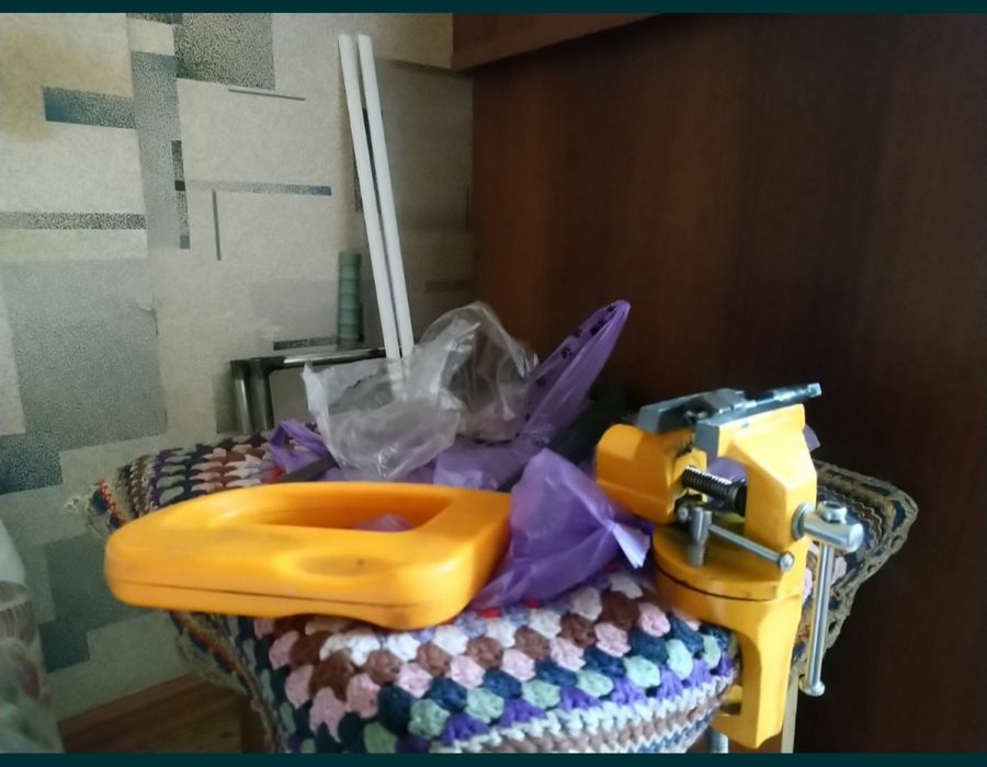 Продам Тиски маленькие настольные