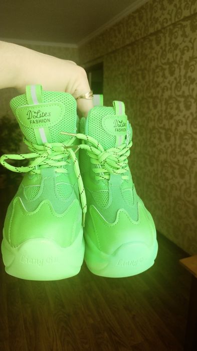 Продам кроссовки