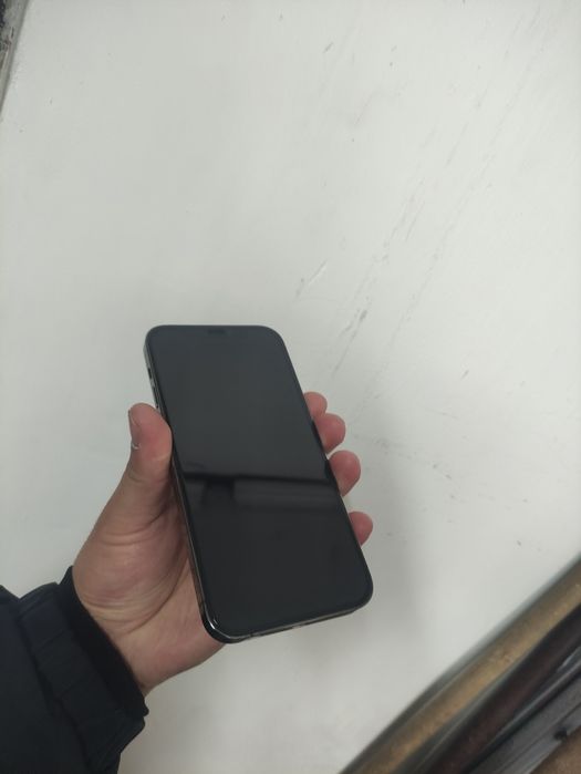 iPhone 12 Pro идеал без ремонта.