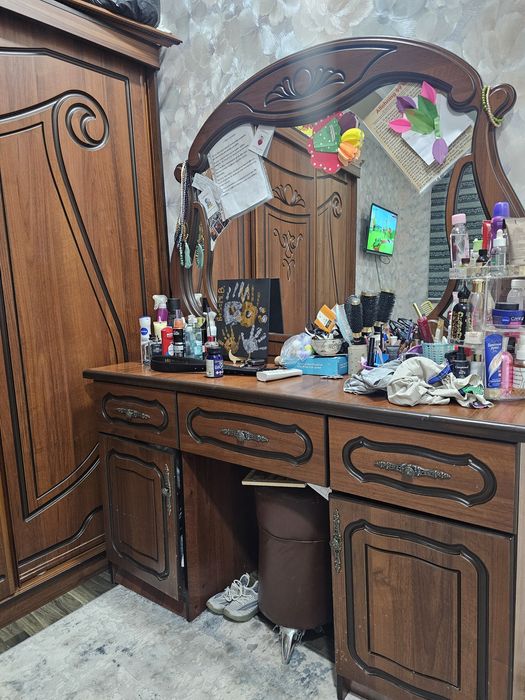 Продаётся спальный гарнитур. Гарнитур в хорошем состоянии.