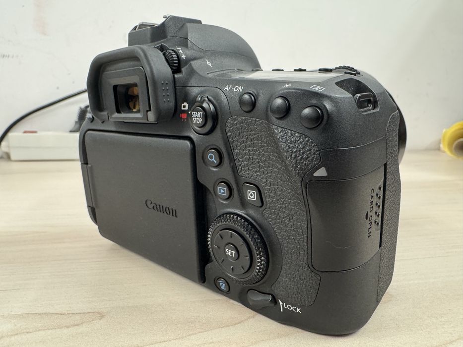Vând pachet foto full-frame Canon EOS 6D Mark II + obiectiv L + blitz