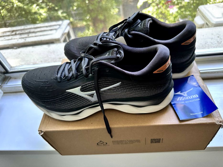Adidasi Mizuno - NOI mas.44, Redus de la 800 la 475 ron, greutate 300 de grame