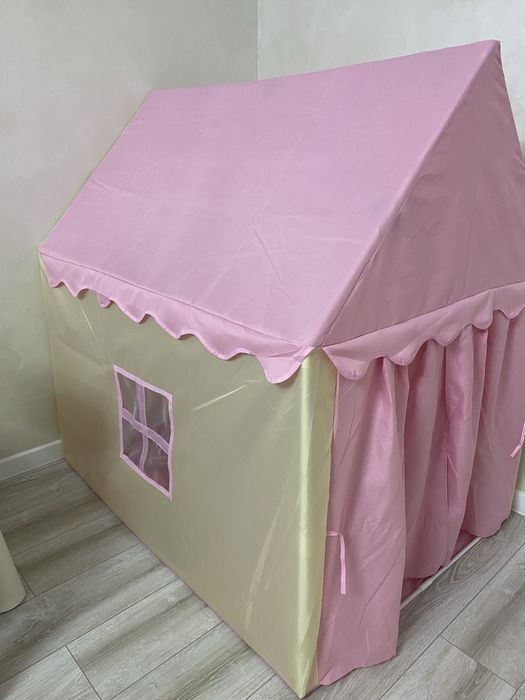 Детский домик с гирляндой