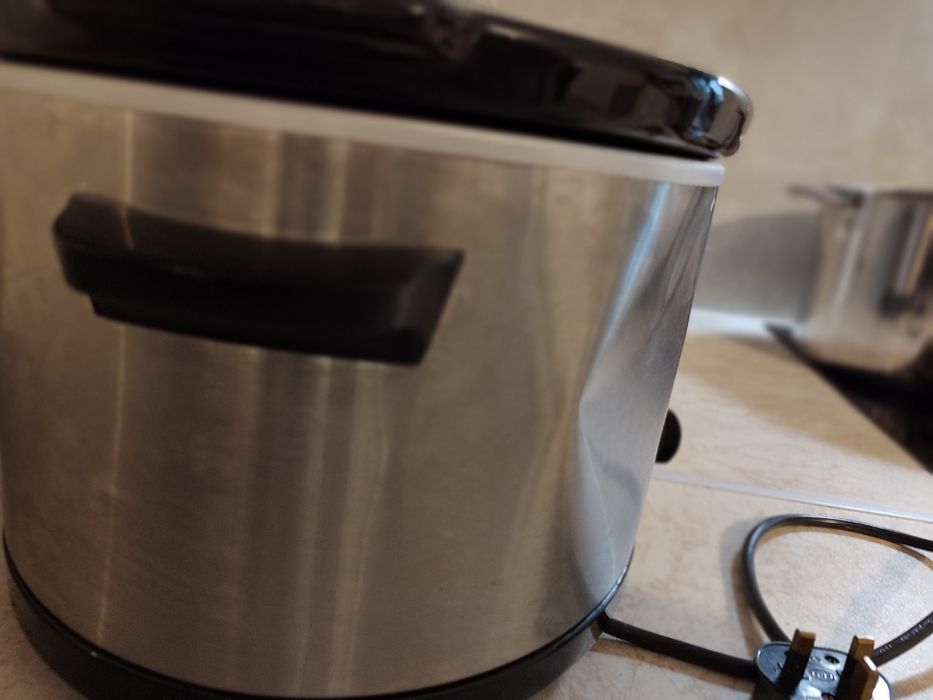 Slow cooker cu capac