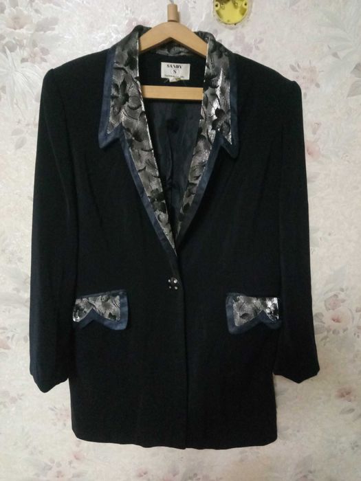 продается женский пиджак.