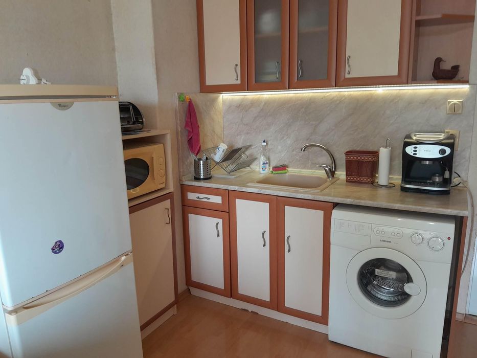 Дава се под наем Тристаен апартамент в Бургас, Изгрев - 65 кв.м за 348.84 € - Снимка #1