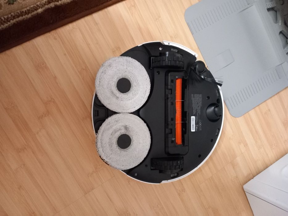 Продавам прахосмукачка робот Xiaomi Robot Vacuum 5 с 21 месеца гаранция