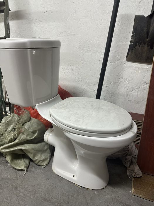 Унитаз с бачком и крышкой