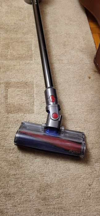 DYSON V8 aspirator cu accesori prindere perete incarcator fuctional