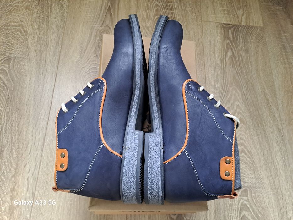 Vand ghete din piele naturala nabuc pentru bărbați.
În interior, din v