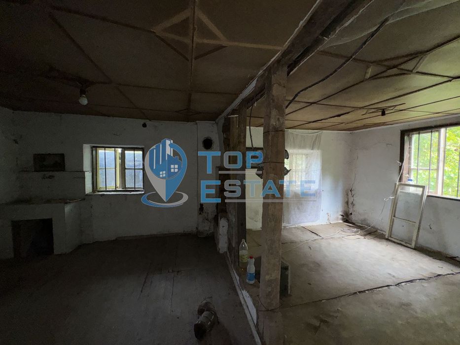 Двуетажна тухлена къща в с. Шарани, област Габрово.