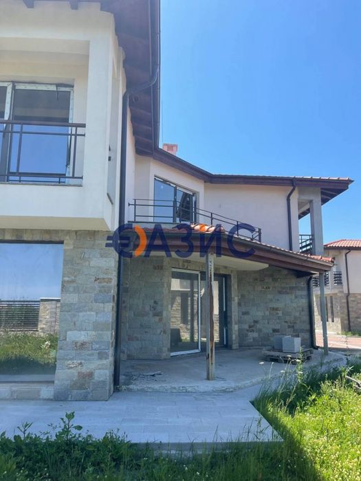 Двуетажна вила с басейн на първа линия море в комплекс "Синеморец