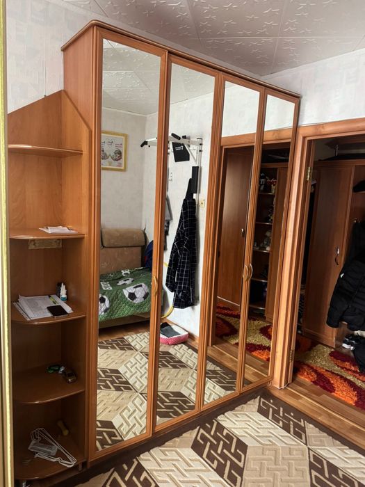 Шкаф с зеркалом