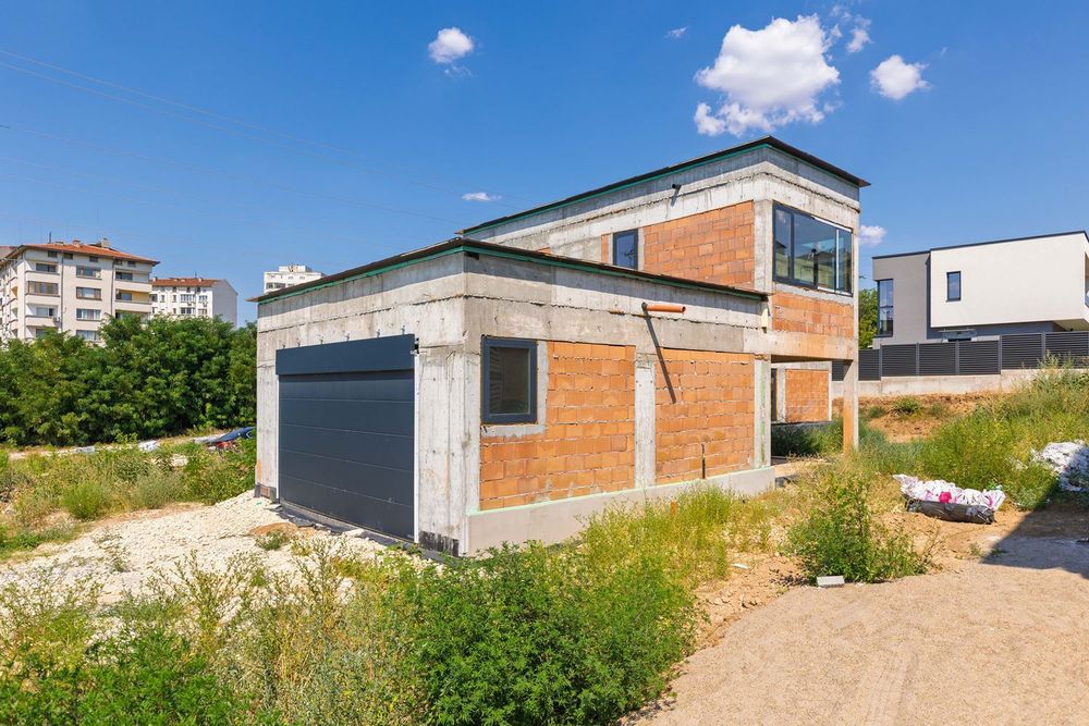 Къща в Плевен-Кайлъка площ 256 цена 375000