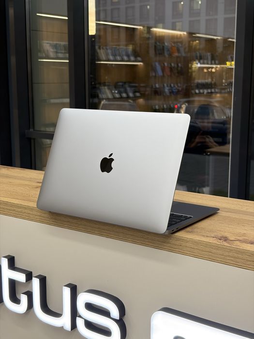 Macbook Air M1 8/256 gb | iStatus store