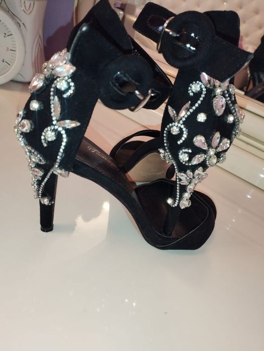 Обувь женщине и мальчиков