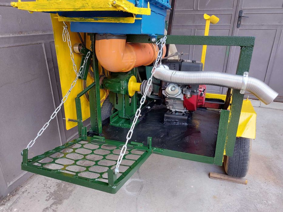 Продавам машина за събиране на лешници монтирана на  авто ремарке..