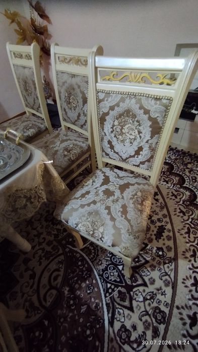 18 kishilik Stol stul bagema idishlar suniy gullar