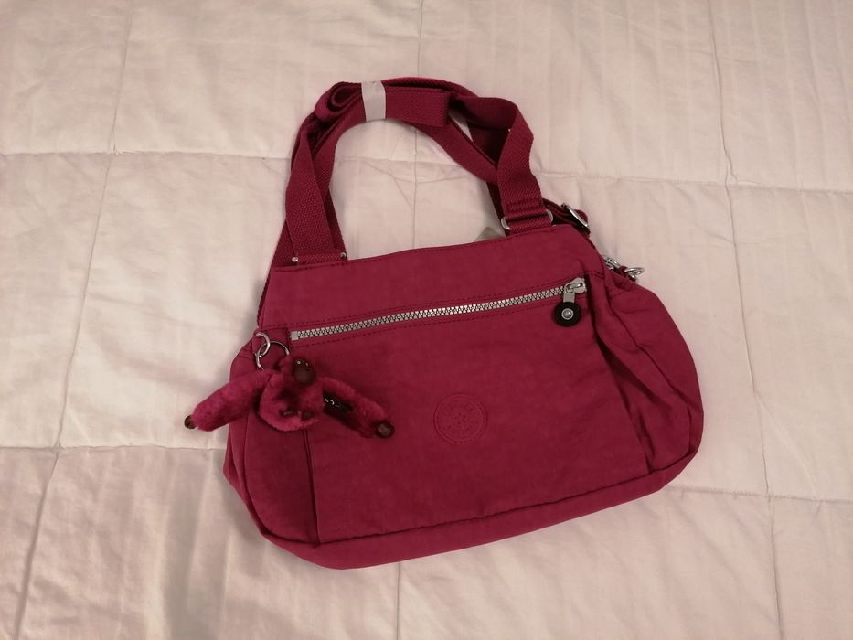 Продавам дамска  чанта  марка  Kipling.