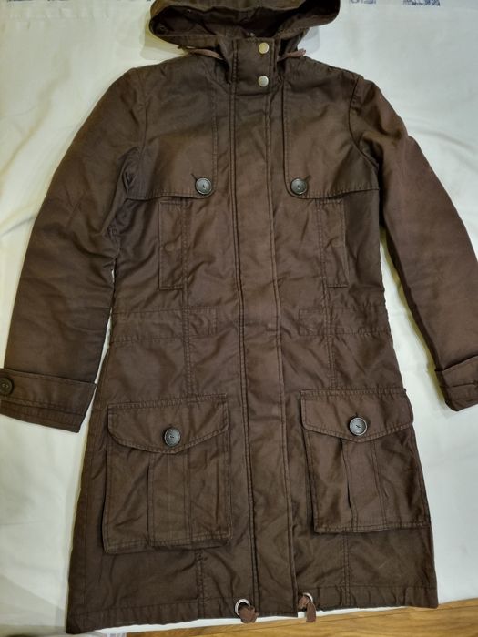 Продавам ватиран шлифер с качулка на фирмата Бенетон