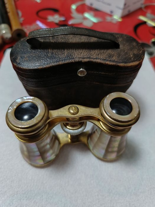 Vând binoclu de teatru.