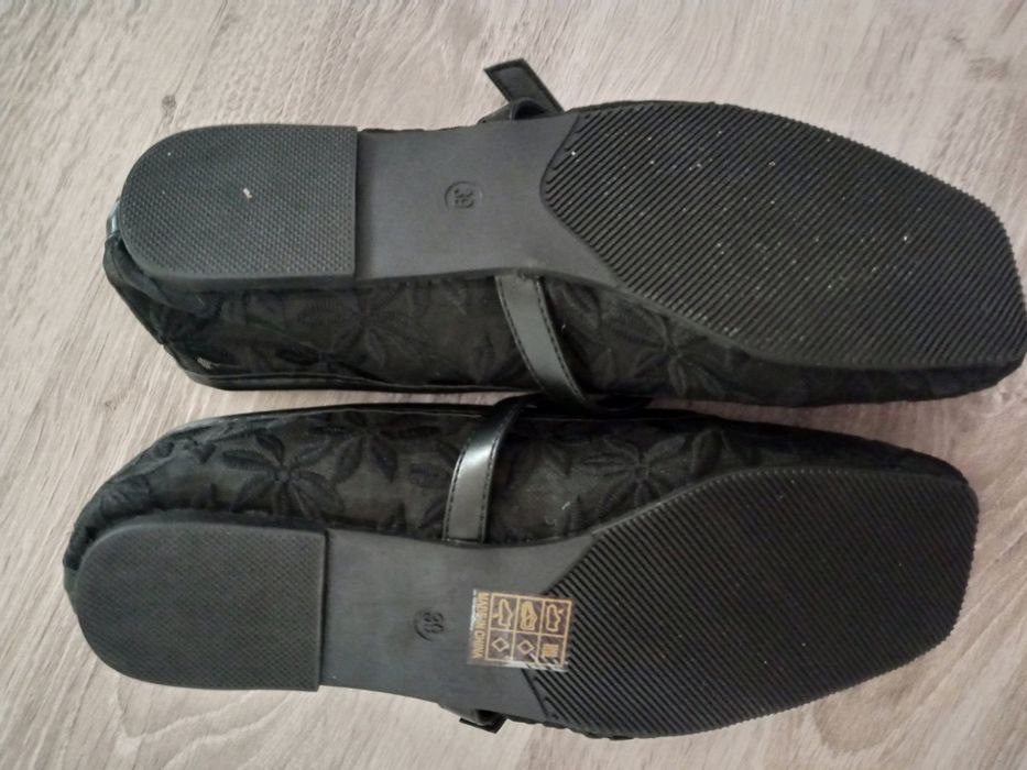 Дамски черни дантелени обувки и мокасини на ток