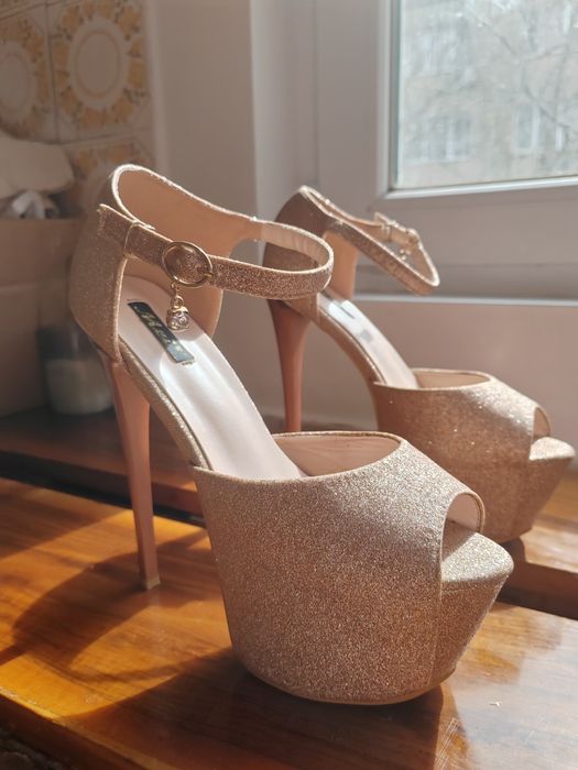 Pantofi cu toc înalt nr 38