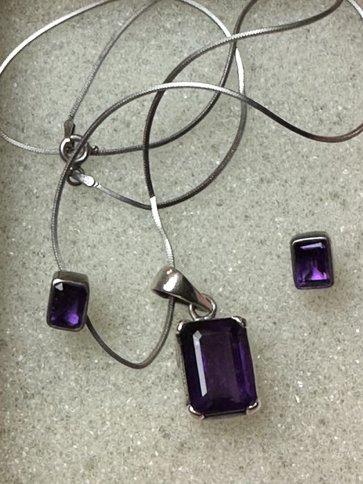 Колие и обици във невероятен лилав цвят от El Grado