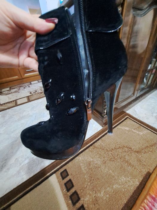 Два модела официални обувки