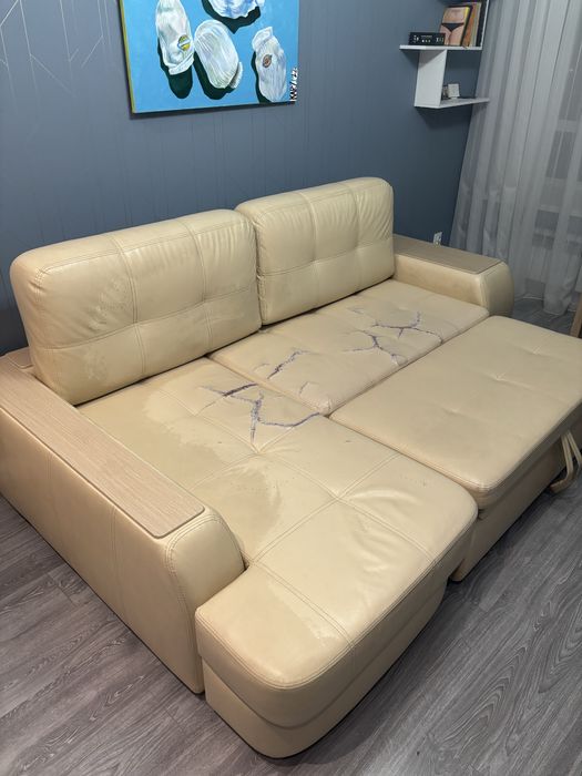 Продам кожаный диван