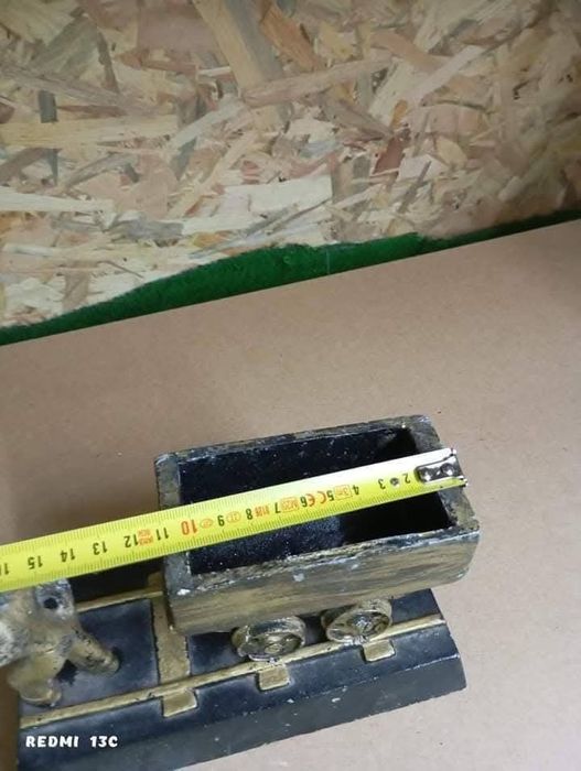 Метална статуетка миньор дърпа вагонетка