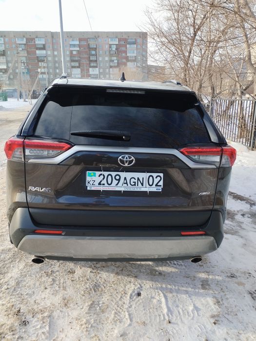 Toyota RAV4 2021 год.