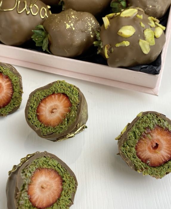 Клубника в шоколаде в виде торта