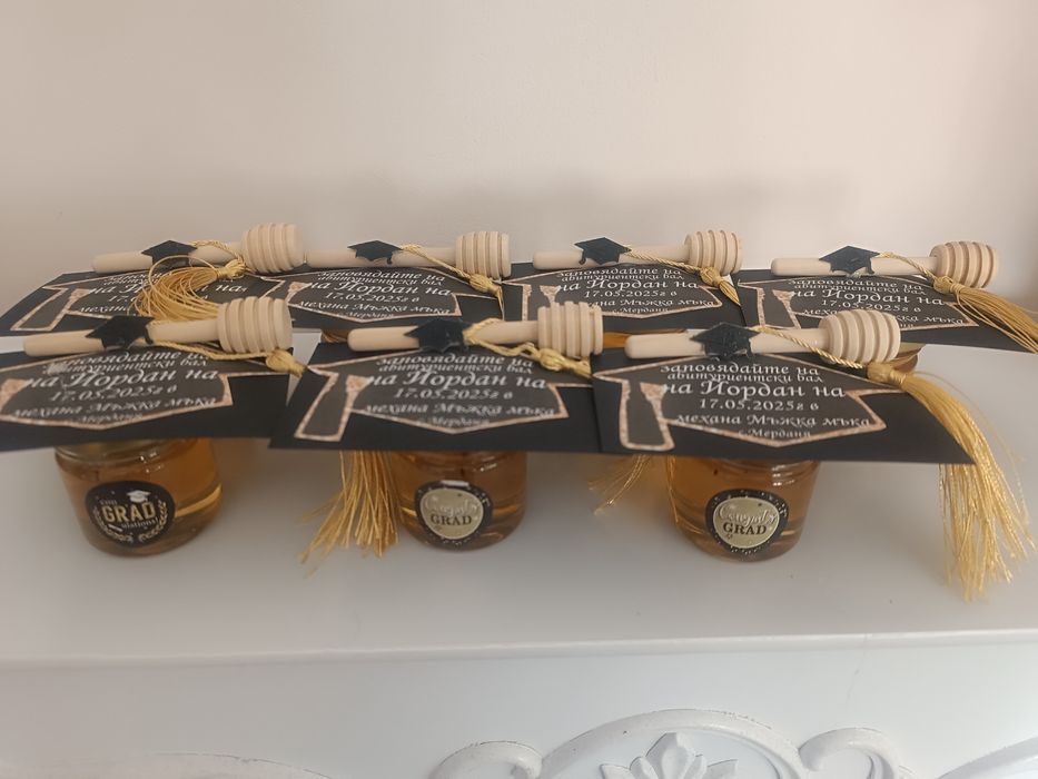 Подаръчета за гости бурканчета с мед за абитуриентски бал и други