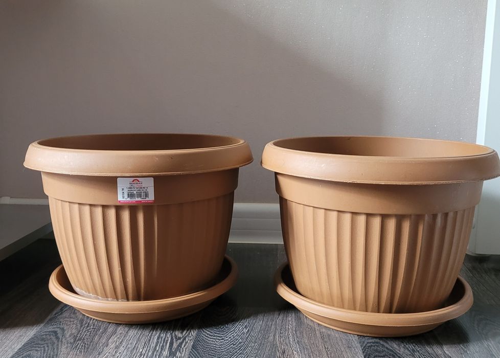 Продам горшки коричневые большие