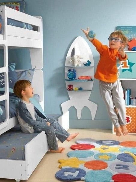 Полки оригинального дизайна для детской комнаты.