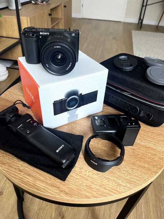 **ПРОДАВАМ ПЪЛЕН VLOG / CONTENT CREATOR КОМПЛЕКТ – SONY ZV-E10 + ОБЕКТИВ + ТРИПОД + АКСЕСОАРИ**