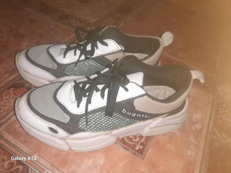 Женская красовка фирма bugatti