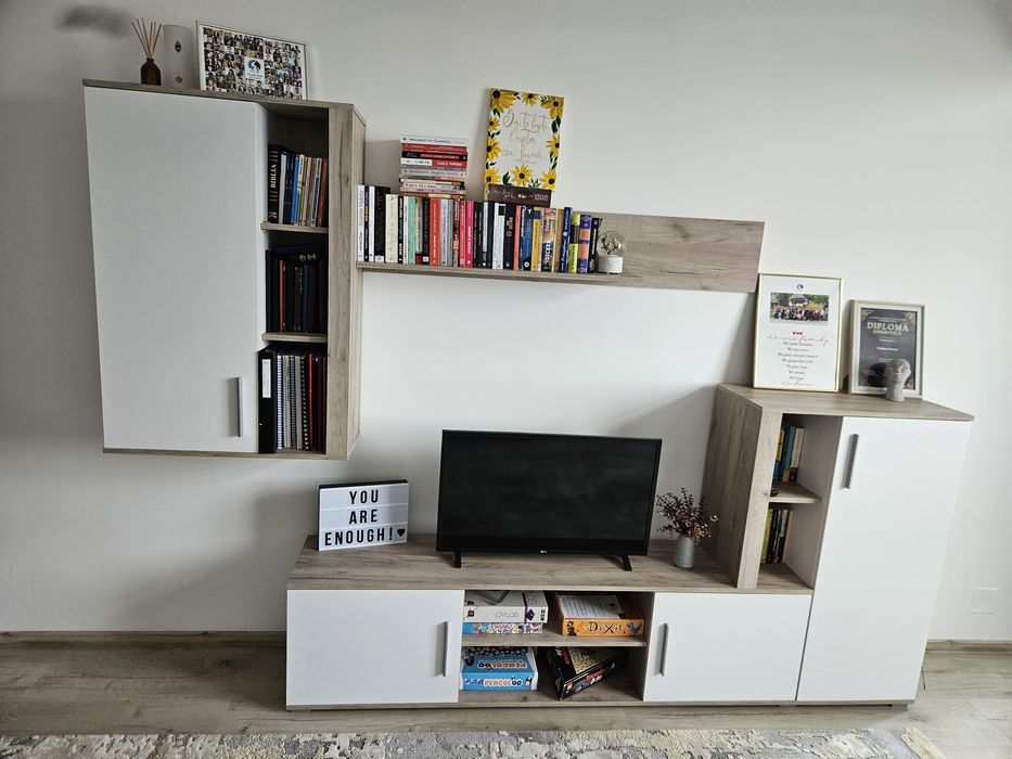 Mobila de living alb cu culoarea lemnului  deschis