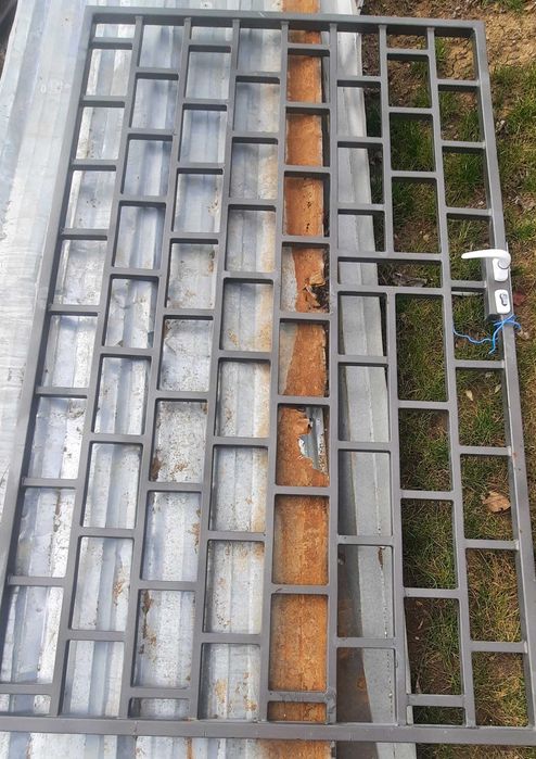 Желязна врата и решетка за прозорец