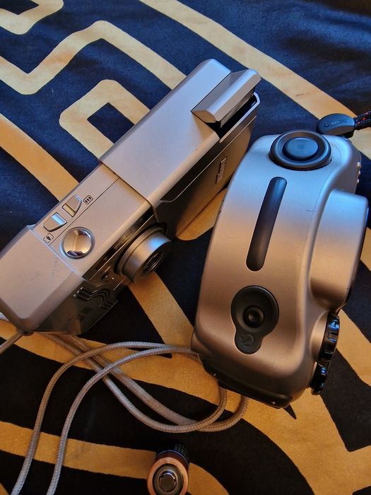 Doua aparate foto de colecție Nikon si Canon.